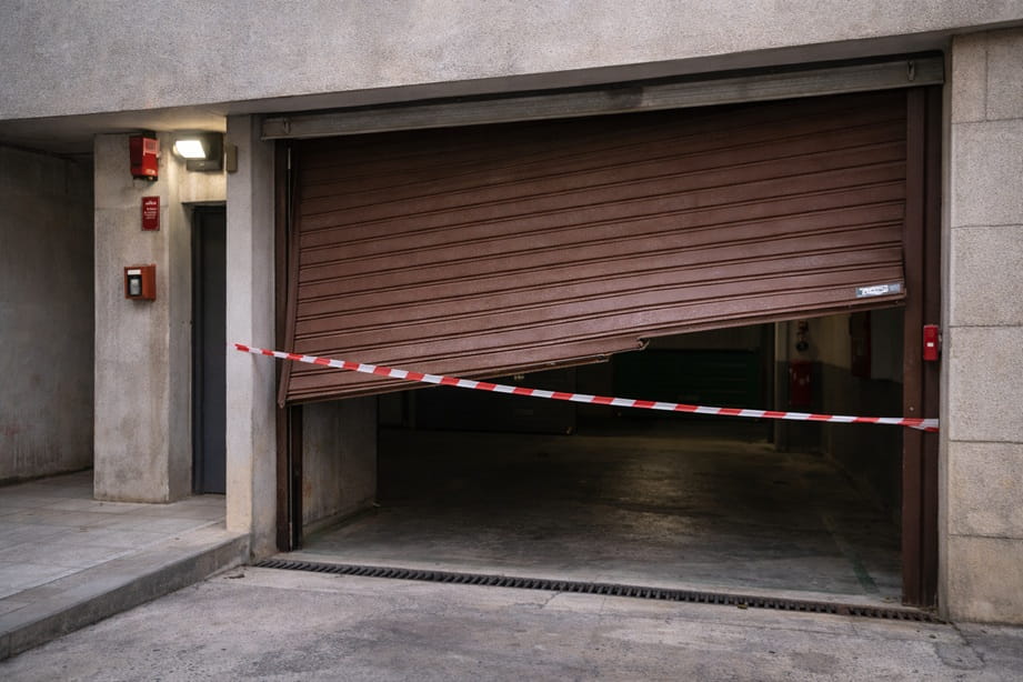 Asistencia urgente en una puerta de garaje en Paterna