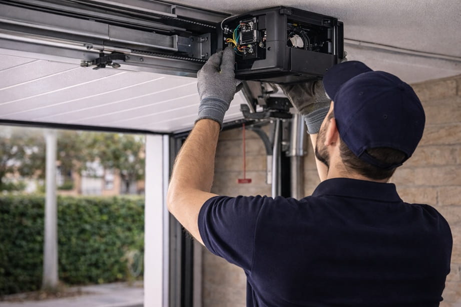 Cambio de motor en una puerta de garaje automática en Paterna