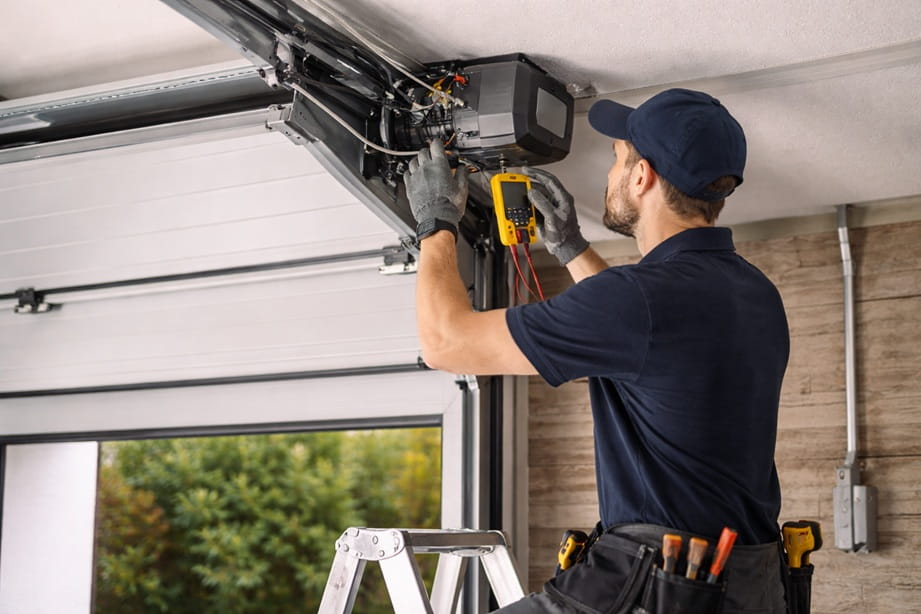 Revisión y mantenimiento periódico de una puerta de garaje en Paterna