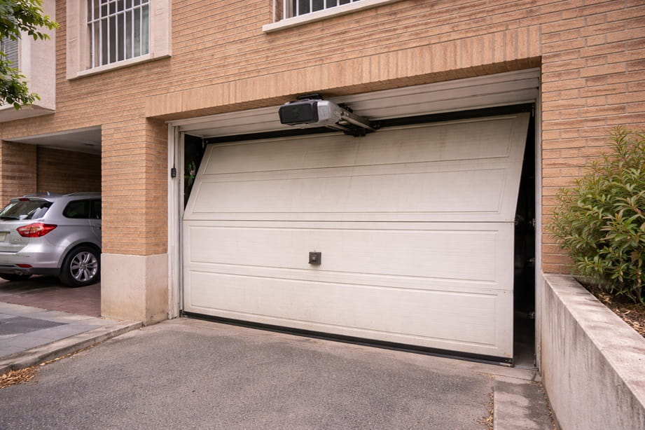 Motor automático instalado en una puerta de garaje en Paterna