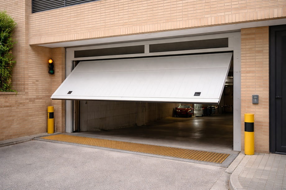 Puerta de garaje basculante en garaje comunitario de Paterna