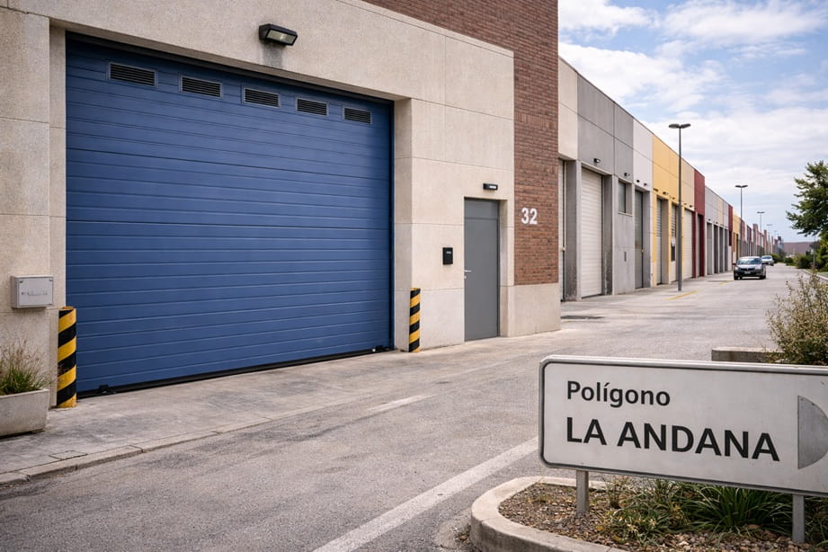 Puerta de garaje industrial en nave del polígono L’Andana, Paterna