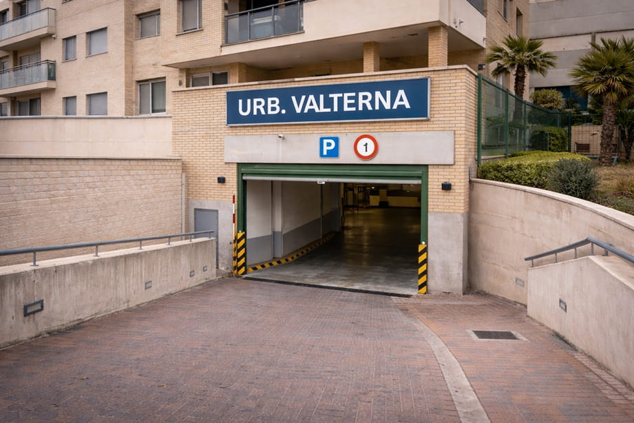 Puerta de garaje en edificio residencial de la zona de Valterna, Paterna